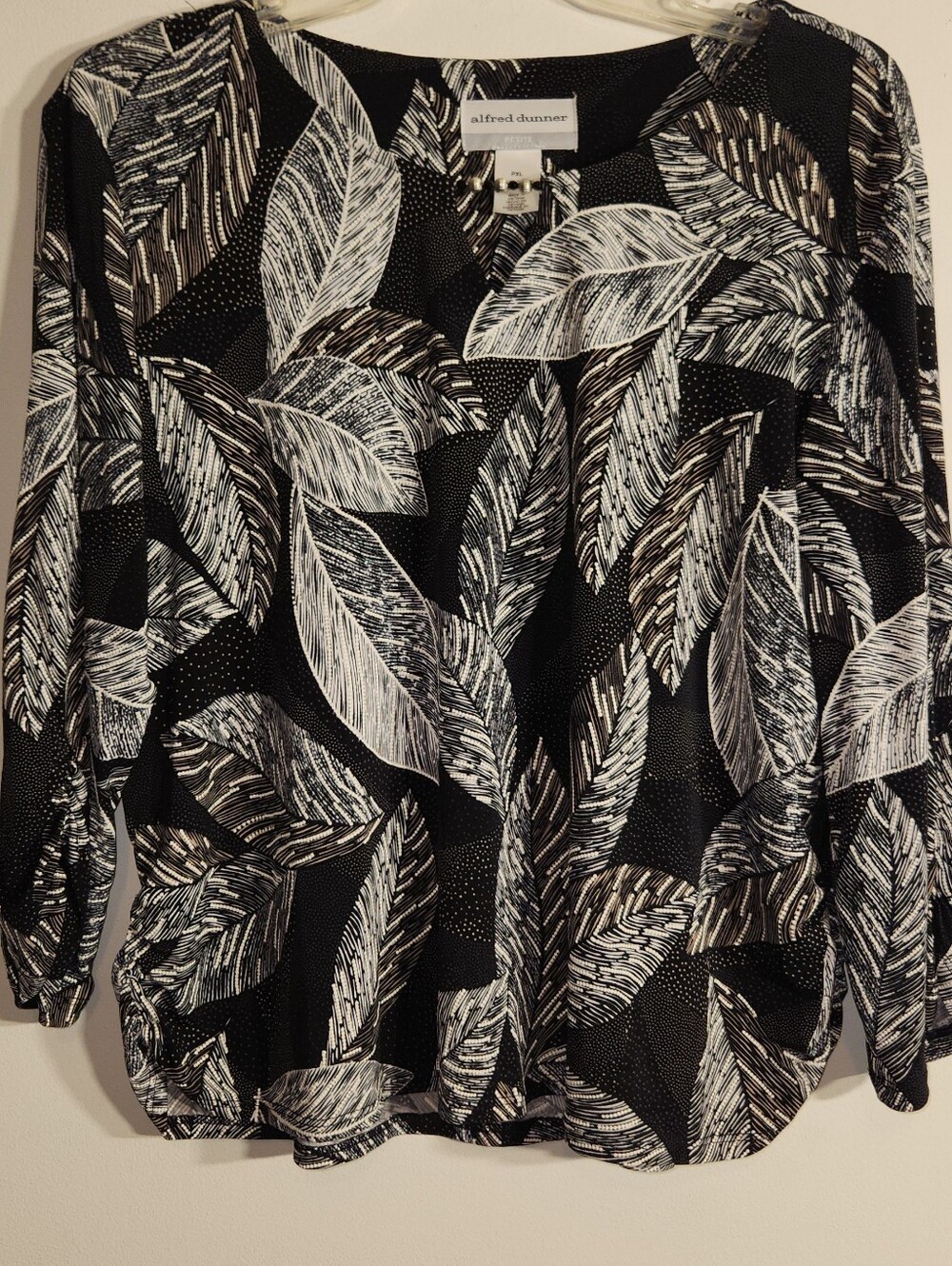 Alfred Dunner Black & White Leaf Print Blouse 3/4 Ruched Sleeves, Petite PXL